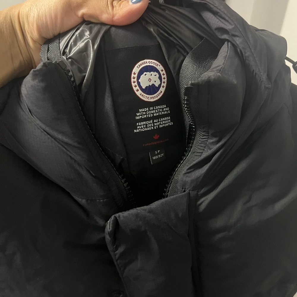 Unisex med length Canada Goose coat